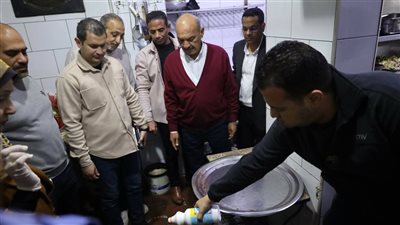 محافظ السويس يفاجئ مطاعم الوجبات السريعة ويضبط أغذية غير صالحة للاستخدام الآدمي