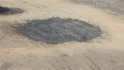استجابة لمطالب المواطنين.. مديرية الطرق والنقل ترمم وتصلح الأجزاء المتهالكة بالأسفلت في عدة طرق بالإسكندرية