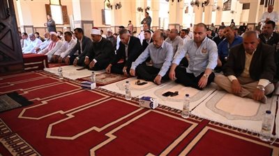 محافظ جنوب سيناء يؤدي صلاة الجمعة في طور سيناء