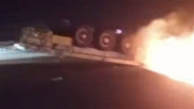 إصابة شخصين إثر حادث انقلاب واشتعال سيارة نقل بطريق جنيفة 