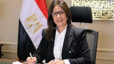 وزيرة الثقافة تهنئ الرئيس السيسي بعيد العمال.. وتشيد بدورهم في دفع عجلة التنمية