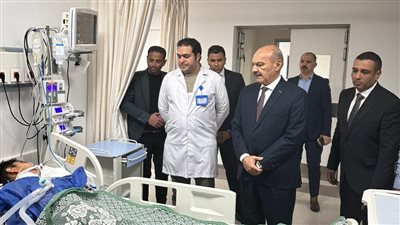محافظ السويس يزور الصغير باسل ضحية الكلاب الضالة بالمجمع الطبي| خاص