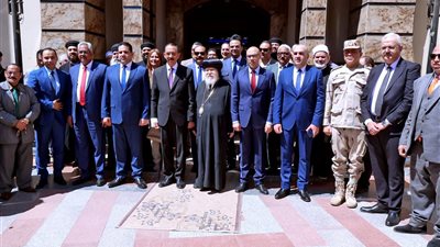 محافظ سوهاج ومدير الأمن يقدمان التهنئة للأقباط بعيد القيامة خلال جولة بالمطرانيات والكنائس