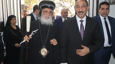 نسيج واحد.. محافظ سوهاج ومدير الأمن يهنئان الأقباط بعيد القيامة المجيد في مطرانيتي طهطا وطما