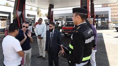 محافظ أسوان خلال جولة مفاجئة لمحطات الوقود: لن نتهاون مع المخالفات