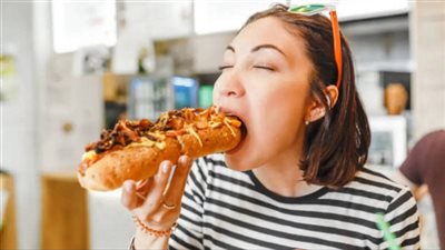  دراسة تحذر من مخاطر تناول الهوت دوج 