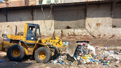 رئيس حي وسط بالإسكندرية تتابع ميدانيا أعمال رفع المخلفات من شارع المهدي العباسي بغربال