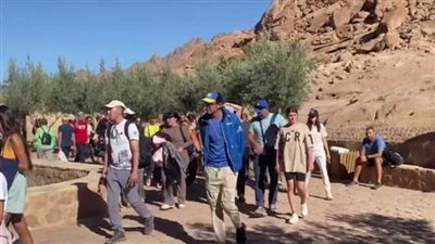 بعد انتهاء الاحتفالات.. دير سانت كاترين يفتح أبوابه لاستقبال الزوار وإقبال على المقدسات الدينية