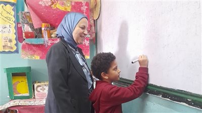 من داخل الفصول.. مدير تعليم القاهرة تتابع الطلاب وتناقش مستوى التحصيل الدراسي بإدارة الساحل التعليمية