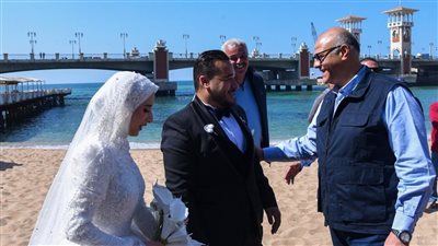 لفتة إنسانية.. محافظ الإسكندرية يصافح عروسين خلال جولته يوم شم النسيم| صور