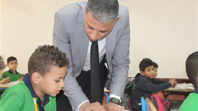 وكيل تعليم الجيزة يشدد على تفعيل سجلات الحضور والتواصل الفوري مع أولياء الأمور 