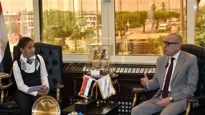 محافظ الأقصر يجري حوارًا صحفيًا مع طالبة بالصف الخامس الابتدائي | صور