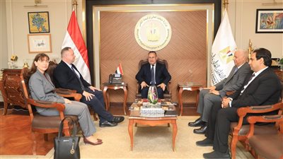 وزير التعليم العالي يبحث تعزيز التعاون مع جامعة إيست لندن ومستجدات إنشاء فرع الجامعة في مصر