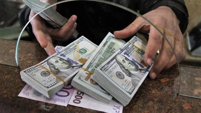 تراجع تعاملات الإنتربنك الدولاري في مصر بنسبة 28% مع تقليص أيام العمل