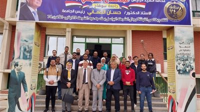 توقيع الكشف الطبي وتوزيع العلاج بالمجان على 858 مواطنًا خلال قافلة جامعة سوهاج