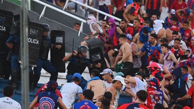 إصابات بالجملة.. أحداث شغب عنيفة في السوبر كلاسيكو بباراجواي بين سيرو بورتينيو وأوليمبيا وتعليق المباراة