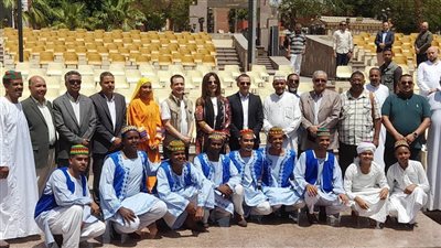 وزيرة الثقافة تهدي أهالي أسوان 