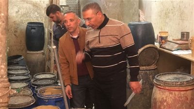 ضبط مصنع طحينة غير مرخص ومصادرة نصف طن منتجات مجهولة المصدر ببني سويف 