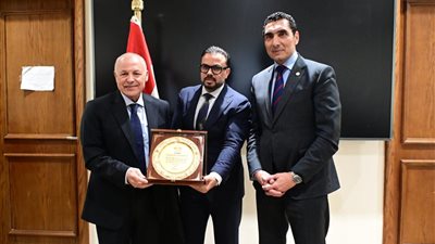 رئيس شباب النواب يكرم أبو ريدة والتوأم حسن