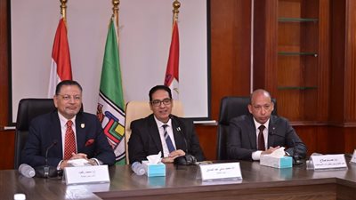 رئيس جامعة القاهرة يلتقي أعضاء القافلة التنموية الشاملة المتجهة إلى حلايب وشلاتين للتوعية والكشف الطبي