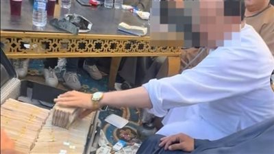 بيرمي النقوط تحت رجل العريس.. حقيبة أموال في حفل زفاف بالغربية تثير الجدل