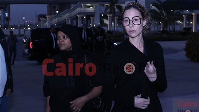 منة شلبي تصل إلى مسجد المشير طنطاوي بالتجمع الخامس لاستقبال عزاء والدها