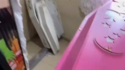 مقطع فيديو لشاب يروّج لبيع تابوت باللون الوردي بثير الجدل في العراق