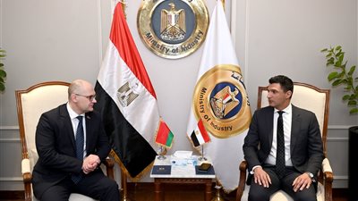 مصر وبيلاروسيا تبحثان توطين صناعة الجرارات والمعدات الزراعية الثقيلة