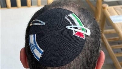 القبض على إسرائيلي يدعو إلى السلام بقبّعة دينية في تل أبيب