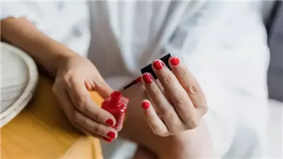 الاتحاد الأوروبي يحظر 15 مادة كيميائية تُستخدم في مستحضرات التجميل
