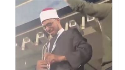 شخص يرتدي الزي الأزهري بمدرجات الزمالك يثير الجدل.. ومصدر بالأوقاف: خطيب متطوع ويعمل مدرسا وجار التحقيق