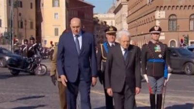 رئيس إيطاليا يحيي ذكرى يوم التحرير بوضع إكليل من الزهور على ضريح الجندي المجهول