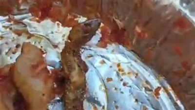 برص كان جوه الطبق.. غلق محل كشري بسوهاج بعد واقعة صادمة 