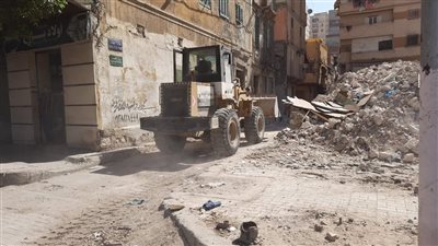 رئيس حي غرب الإسكندرية تتابع أعمال رفع 100 طن أتربة ورديم