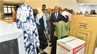 محافظ أسيوط يسلم 20 جهاز عروسة للفتيات الأكثر احتياجًا ضمن احتفالات العيد القومي 