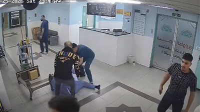 فيديو الاعتداء على طاقم طبي في مستشفى بفلسطين يثير جدلًا واسعًا.. ما القصة؟