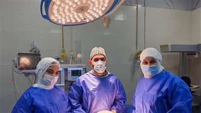 استغرقت 9 ساعات.. جراحة دقيقة لإعادة بناء الوجه والجمجمة لمصاب في مستشفى شربين المركزي