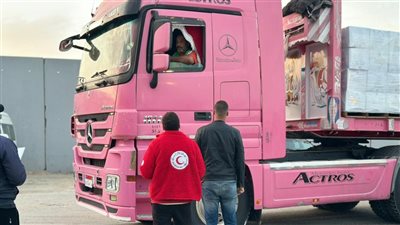 الهلال الأحمر المصري يمد غزة بـ 5770 طنًا من المساعدات الإنسانية الشاملة اليوم