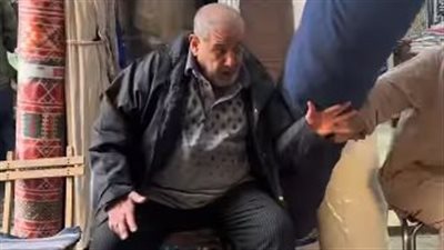 في آخر لحظة.. مُسن يحمي قطة من سقوط مفاجئ لعمود قماش بالخيامية