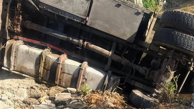 بسبب هبوط في الطريق.. انقلاب سيارة نقل ثقيل بالإسكندرية