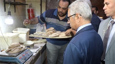 محافظ بني سويف يتابع مراحل إنتاج الخبز ووزن الرغيف داخل مخبز بقرية الحمرايا