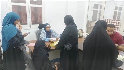 محافظ أسوان: التوسع في برامج التثقيف المالي وتكثيف جهود تمكين المرأة اقتصاديا واجتماعيا