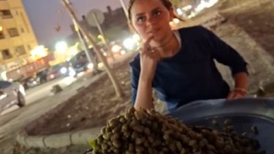 من غشنا فليس منا.. صغيرة بائعة توت في أكتوبر تخطف القلوب بلباقتها