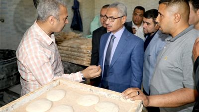 محافظ بني سويف يضبط مخالفات بمخبز في إهناسيا.. ويوجه بتطبيق الغرامات لنقص وزن الخبز