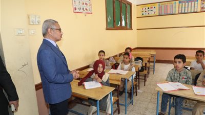 محافظ بني سويف يتفقد مدرسة بإهناسيا ويشدد على الانضباط ومتابعة العملية التعليمية