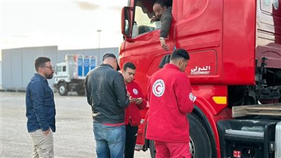 الهلال الأحمر المصري يمد أهالي غزة بـ104 آلاف سلة غذائية وأطنان مواد طبية وإغاثية