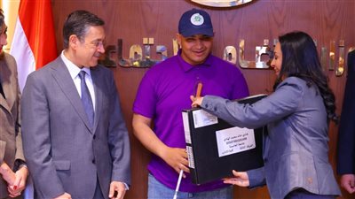 التضامن توزع 150 لاب توب ناطق و25 كرسي متحرك كهرباء لطلاب الجامعات من ذوي الإعاقة 