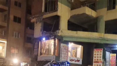 تفاصيل انهيار أجزاء من عقار تسبب في إصابة شخص وتحطم سيارتين بالإسكندرية