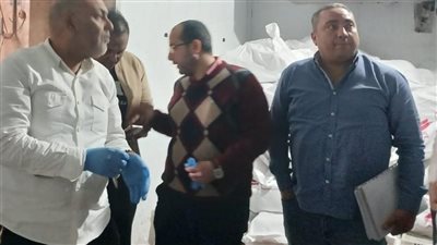 ضبط طن ونصف مفروم ودواجن غير صالحة للاستهلاك داخل مصنع بالعبور