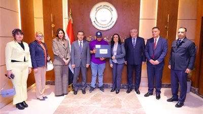 لـ أول مرة بجامعة عين شمس.. توزيع 50 جهاز لاب توب ناطق للطلاب ذوي الإعاقة البصرية